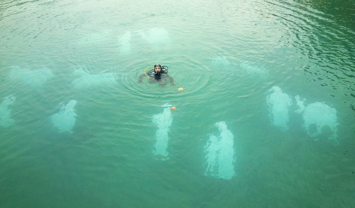 Un sub all'opera sul presepe sommerso di Peschiera del Garda