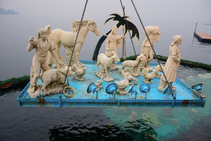 La posa in acqua del presepe sommerso di Laveno. Credits: presepesommerso.it