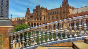 Un altro scorcio di Plaza de España: in evidenza le balaustre dei pontini sul canale