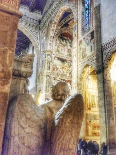 Un particolare punto di vista, molto suggestivo, verso la cappella maggiore di Santa Croce