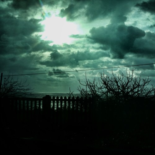 il mare si scorge da dietro la recinzione dei binari