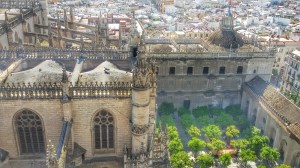 La cattedrale e il patio degli aranci visti dall'alto della Giralda