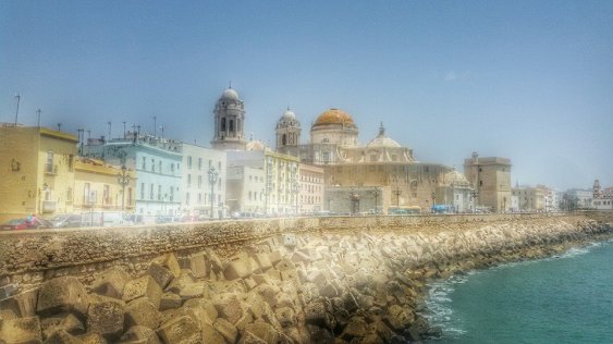 Cadice: risalta la cupola d'oro della cattedrale, nella luce bianca del primo pomeriggio