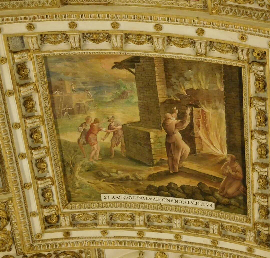 Sul soffitto, il miracolo di San Francesco di Paola è posto in corrispondenza delle carte della Calabria