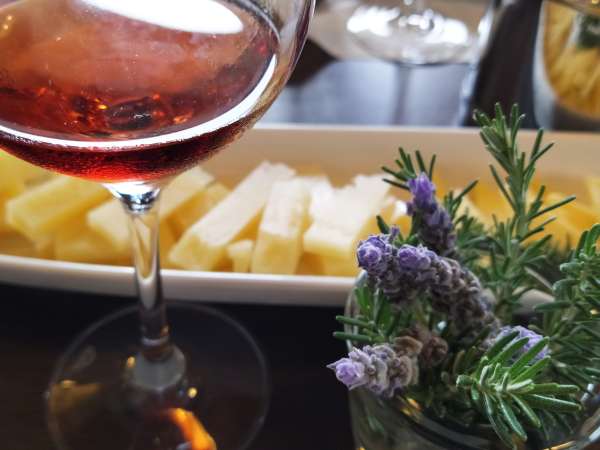 vino-rosso-pecorino-sardo