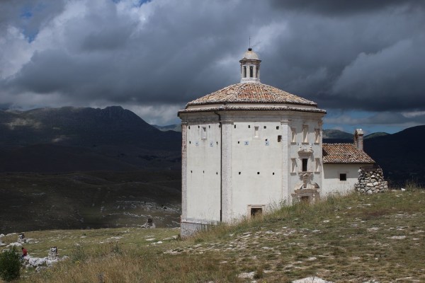 rocca-calascio-chiesa