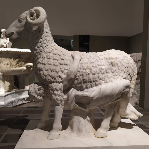 Gruppo scultoreo di Ulisse che fugge nascosto sotto il ventre di un montone Gruppo scultoreo di Ulisse che fugge nascosto sotto il ventre di un montone